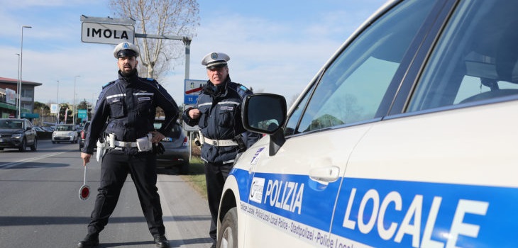 Inseguimento da film per le strade di Imola, nel bagagliaio attrezzi da scasso ed un flessibile elettrico