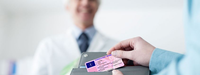 Patente: l'attestazione del possesso dei requisiti di idoneità psicofisica comunicata solo per via telematica