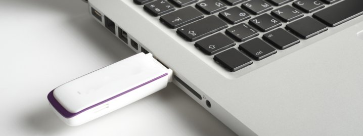 Chiavetta Usb esplosiva, agente ferito a Trapani