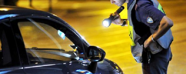 Mancato uso della cintura di sicurezza - Impossibilità della contestazione immediata per allontanamento del trasgressore