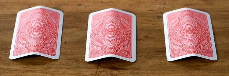 Il gioco delle tre carte: abilità e destrezza non bastano a far scattare il reato