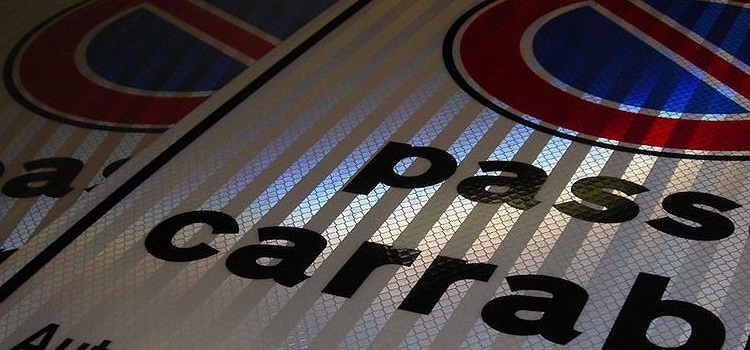 Sosta per diversi giorni davanti a passo carrabile: violenza privata nella circolazione stradale