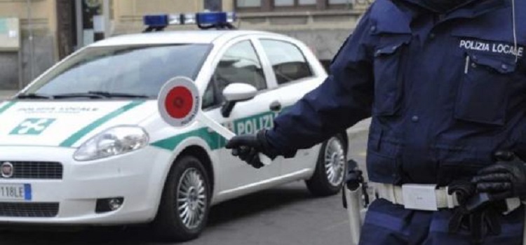 Ubriaco ferma i vigili e chiede loro di esibire i documenti: “Devo farvi una multa”