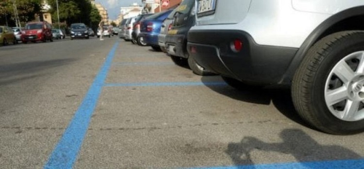 Cassazione: "Strisce blu" gratis per disabili senza patente